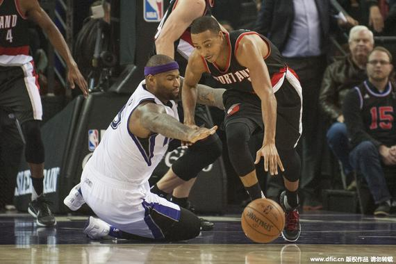 [德甲]萨拉萨尔开出角球 卡明斯基头球入网.